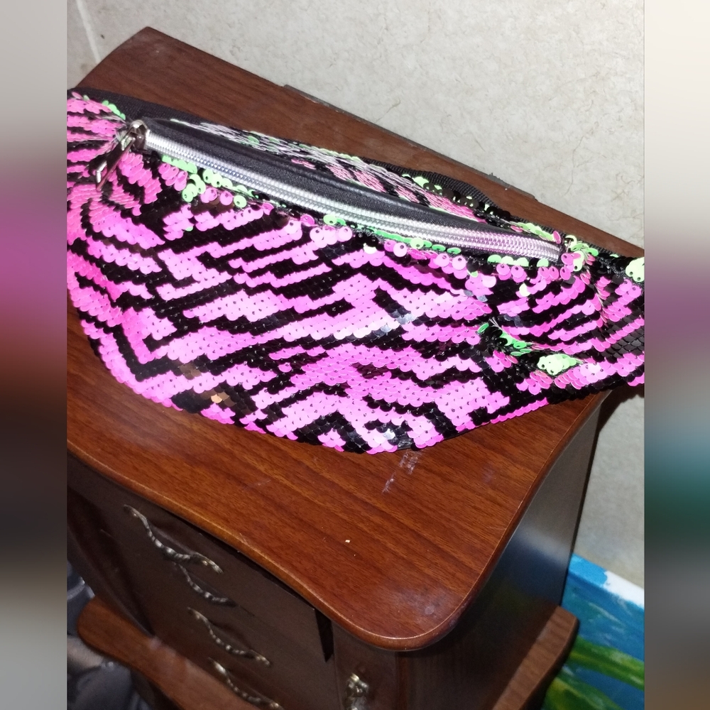 Sequin fanny pack changes from pink to Green